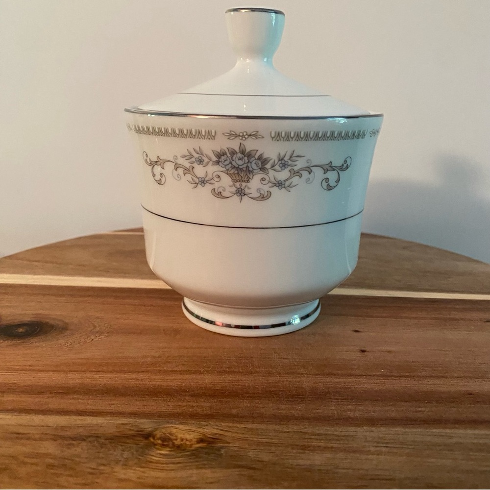 Wade Porcelain China DIANE Sugar Bowl Lid Blue Flowers Platinum Trim Retired New